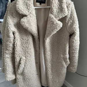 Teddy kappa - Storlek 36/38  Nyskick  Från djur och rökfritt hem 