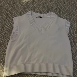 Stickad väst - Superfin stickad bäst från bikbok, storlek XS men passar en S. Använd fåtal gånger så bra skick!