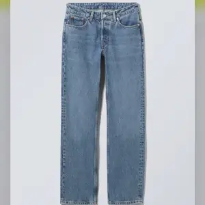 Säljer dessa pin mid Weekday jeans, då dom blivit för små för mig!🤍