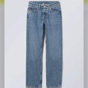 Säljer dessa pin mid Weekday jeans, då dom blivit för små för mig!🤍