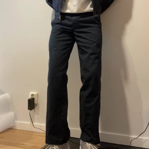 Dickies byxor marinblå/mörkblå 874 - Snygga Dickies 874 i storlek 31/32 med relaxed straight/vid passform. Köpta i februari och använda sparsamt sedan dess. 