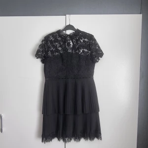 Festklänning  - Nyskick klänning från Zara. Använd bara 1 gång. Stl L