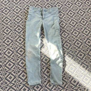 Ljusblåa skinnyjeans  - Jag säljer ett par ljusblåa skinnyjeans Eur: 140 UK: 9-10Y