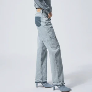 Weekday jeans kontrast - Oanvända jeans från weekday. Lågmidjade med mörkblåa detaljer. Storlek 29/32. 