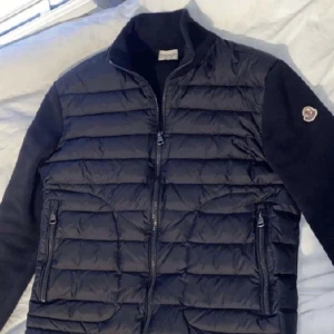 Moncler cardigan äkta  - Säljer Moncler cardigan äkta för 3500 kr 