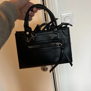 Svart väska  - Svart väska från Shein 