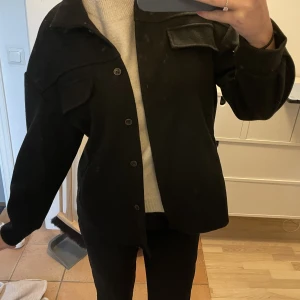 tunn kappa  - En jätte fin enkel svart tunn kappa, 