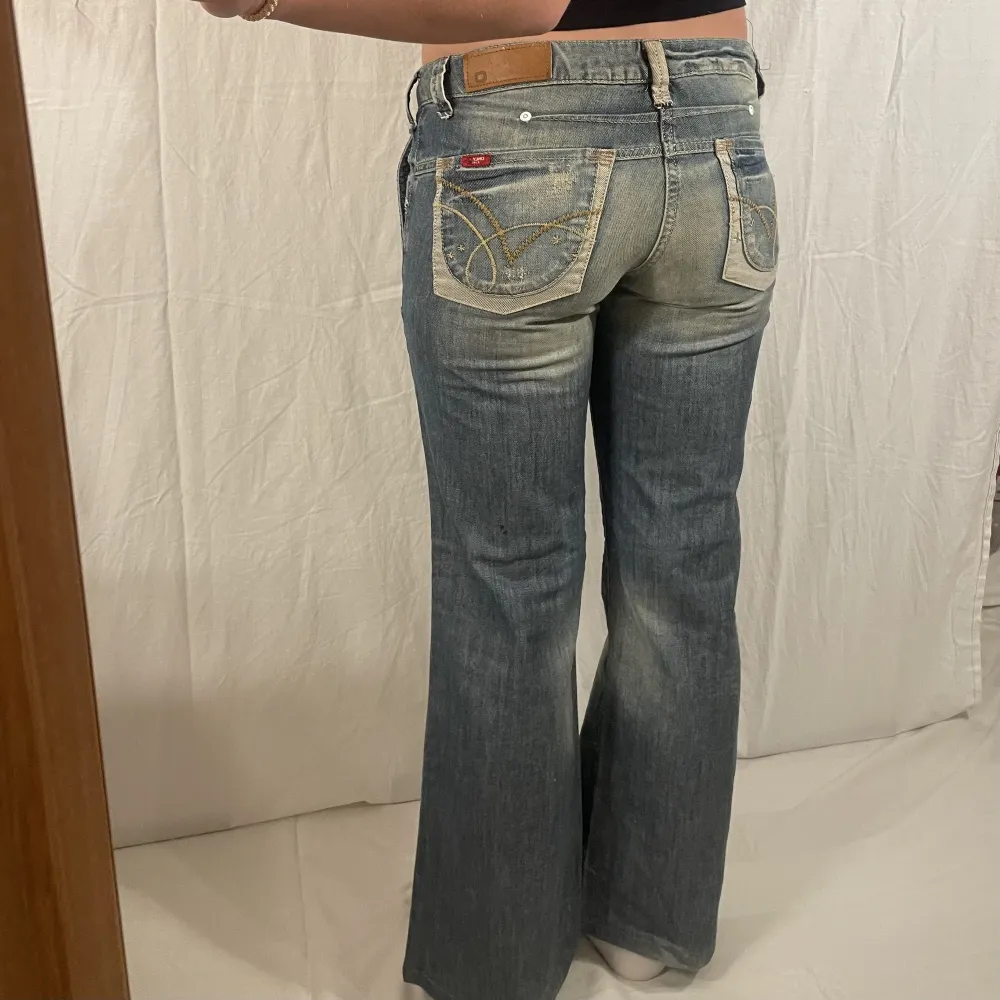 Lågmidjade ONLY JEANS, så coola och unika med midjemått: 78cm och innerbenslängd: 76. Jeans & Byxor.