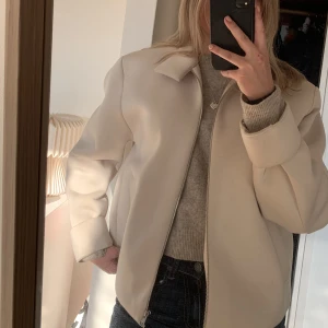 COS Stories jacka 38 - Knappt använd jacka från Cos i en boxig modell 🩷 Den är i ett snyggt scubamaterial och är perfekt att använda under våren och hösten. 