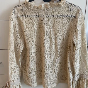 Fin blus från NAKD - Tröja i nyskick från NAKD, str 36. Stora ärmar med knyte.