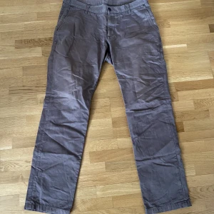 Bruna chinos - Ett par bruna chinos från tiger of sweden i storlek 52
