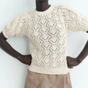 Stickad tröja Zara - Säljer denna mönsterstickade tröja från zara i storlek S (passar även XS). Den är endast använd två gånger och har inga tecken på användning💕 