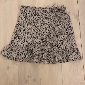 Kjol - Jättefin kjol som jag inte använder längre❤️Inga fläckar eller någon skada sked! 