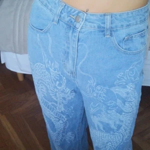 Drakbyxor med vida ben och hög midja - Fina byxor som jag typ aldrig använt, de är sköna och väldigt coola. 