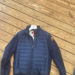 Parajumper dunnjacka  - Säljer denna parajumper dunnjacka ( gamal modell ) hör av er vid intresse. 