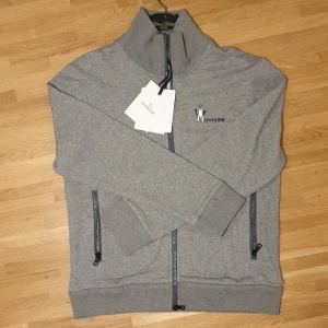 Moncler SS21 Zip Up Sweater/Tröja - Helt NY, riktigt FET Moncler Zip Up i mélange grå från SS21 ! Condition: 10/10. Storlek M, passar 183-190 CM  Vid snabb affär blir det givetvis bättre pris! Kolla gärna in mina andra annonser! Samfraktar! Meetup I sthlm. 