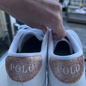 Säljer dessa sneakers från Ralph lauren. Helvita med rosa glitter baktill. Ordpris 900 säljer för 350