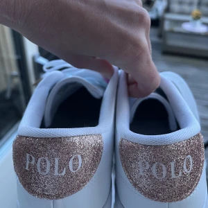 Sneakers från Ralph lauren - Säljer dessa sneakers från Ralph lauren. Helvita med rosa glitter baktill. Ordpris 900 säljer för 350