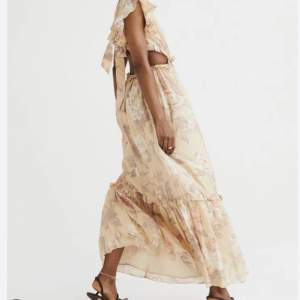 Hej! Säljer en jätte söt långklänning med blommönster från H&M. Använd 1 gång. Stl 36 men man knyter den i ryggen så där kan man justera själv💕