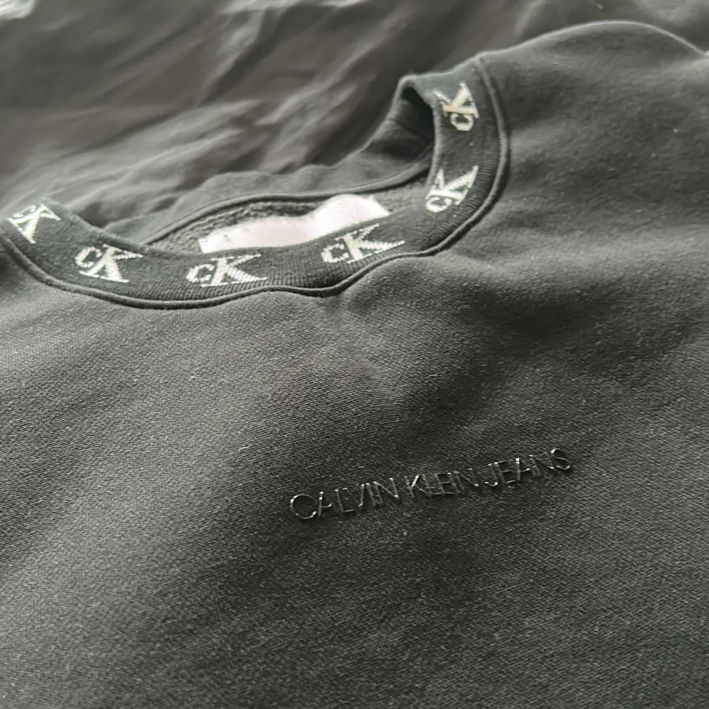 Supersnygg och clean sweatshirt från Calvin Klein. Aldrig använd och som ny i skick. Passar till vad som helst och är mjuk & härlig inuti. Toppar.