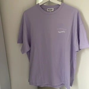 Oversized t-shirt - Fin oversized t-shirt i en ljuslila färg, aldrig använd