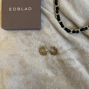 Edblad örhöngen - Säljer nu mina älskade edblads örhängen i nyskick! SPARSAMT ANDVÄNDA och säljer bara för bra pris! Kan även tänka mig mot att byta mot dessa/ andra edblads örhöngen i silver! Kontakta privat för intresse eller prisförslag! Matchande ring finns uppe! 