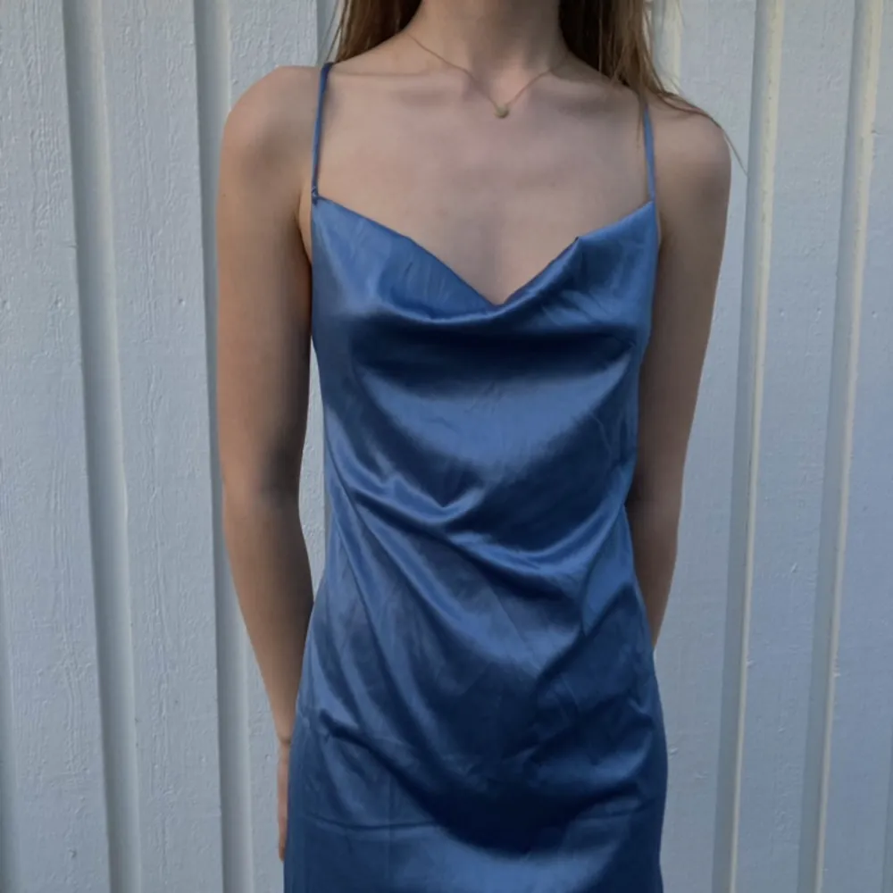 Ljusblå klänning köpt på Pull&Bear i Spanien, aldrig använd💙 storlek Small. Klänningar.