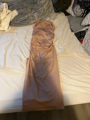 Klänning - Säljer denna klänningen då jag ej gillar modellen 
