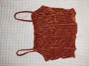 Kort linne velour - Kort topp med spagettiband, rynkad modell. Velourliknande mjukt material.