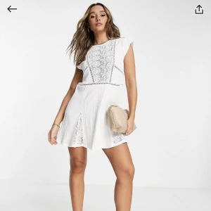 Vit klänning - Vit klänning som även funkar super som studentklänning! Strlk 38a som är slutsåld på hemsidan💕Helt nyskick med lapp kvar för att jag ej hann skicka tillbaka den. 