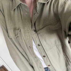 Jeans jacka - En jätte snygg olivgrön jeans jacka från Zara! Den är superfin att ha nu på våren eller i sommar💕