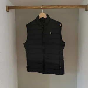 RIKTIGT SNYGG MORRIS VÄST - Stilren Morris Väst som knappt är använd. Skick 9/10. 