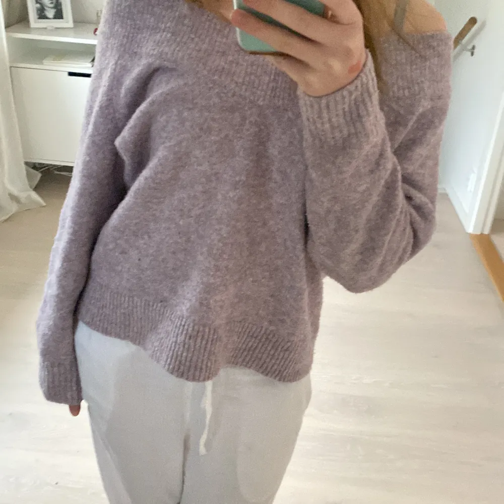 En off shoulder tröja i färg lila. Jätte mysig, inga fläckar och säljs för ett bra pris!💜🤍. Toppar.