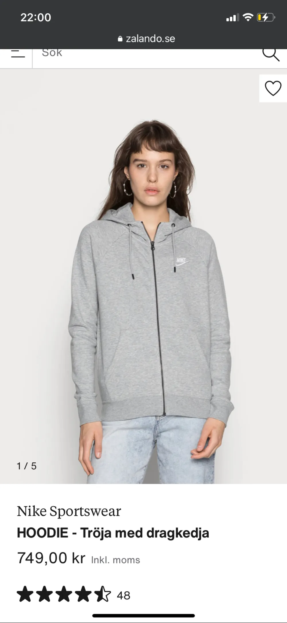Säljer nu denna gråa Nike zip hoodien. Skonsamt använd nästan helt ny, säljer då den inte kommer till användning. Kom privat för frågor❤️. Hoodies.