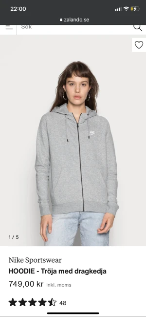 Grå Nike zip up hoodie - Säljer nu denna gråa Nike zip hoodien. Skonsamt använd nästan helt ny, säljer då den inte kommer till användning. Kom privat för frågor❤️
