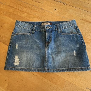 Jeanskjol - Säljer denna supersnygga jeanskjol som tyvärr var för liten för mig. Aldrig använd så väldigt bra skick! Skulle tro att den Passar storlek M.   Midjemått 43 cm, längd 32 cm