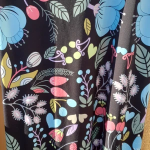 Blommig klänning  - Blommig klänning, sval kvalité. Body Flirt. Storlek 40/42. Eller M 