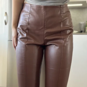 Skinnbyxor från bikbok  - Byxor med raka ben & skinnimiation! Använt ett fåtal gånger, lite för stora för mig i midjan. 