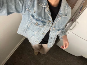 Jeansjacka - Jättesnygg jeansjacka från pull&bear!!