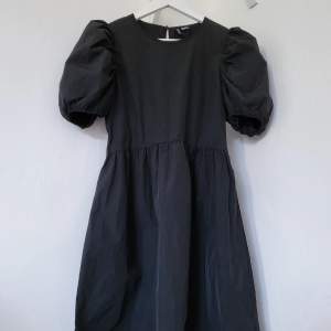 Denna svarta H&M klänning i storlek 36 är i mycket bra skick och har bara använts några gånger. Klänningen har en enkel men elegant design som passar till många olika tillfällen. Den är bekväm att bära och har en fin passform.