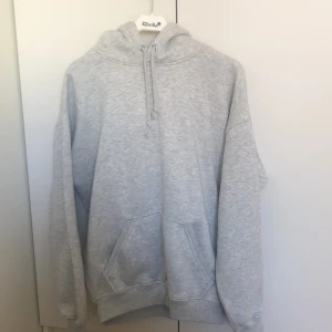 Grå hoodie bikbok - Grå hoodie från bikbok, perfekt till sommarkvällar. I nyskick , använd 2 gånger. Storlek xs men passar även s💕