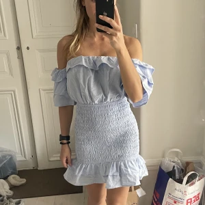 Superfin sommarklänning - Ljusblå klänning i bardot stil Använd en gång 