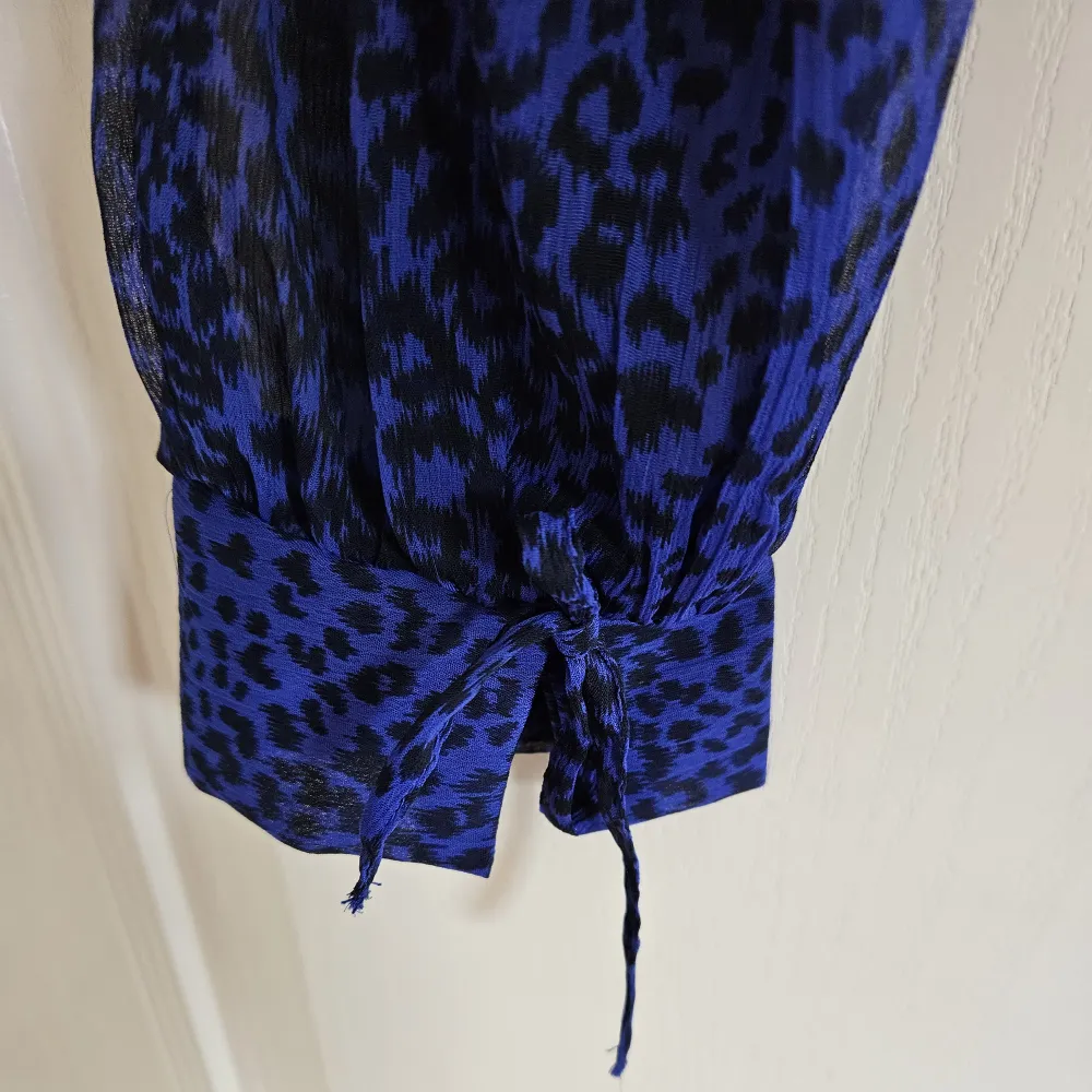 Superfin blus i blått med leopard mönster. Endast använd enstaka gånger och i superbra skick! Storlek XS. Blusar.