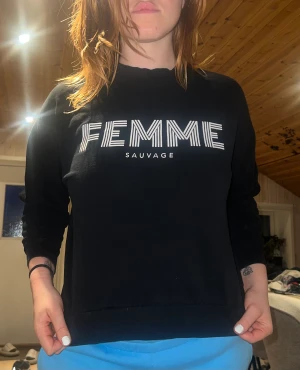 Sweatshirt - Svart sweatshirt med tryck på framsidan. Fint skick, sparsamt använd. 