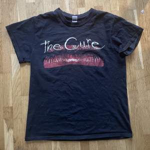 En The Cure t- shirt, storlek S. Trycket på baksidan säger ”Kiss me, kiss me, kiss me” som albumet från framsidan heter :-) väldigt fint skick! <3