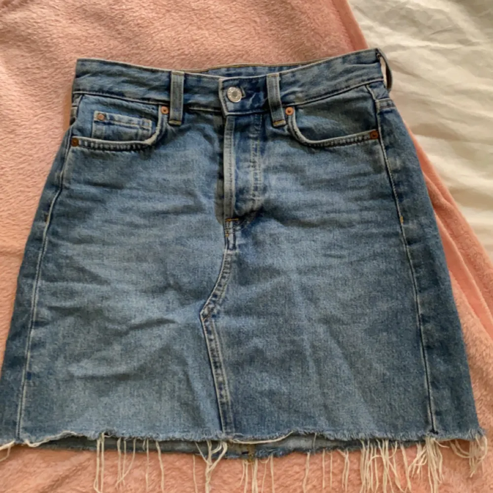 Säljer min jeans kjol i stl 34 som är för liten för mig, jag hoppas den kommer till användning av nån annan💖. Kjolar.
