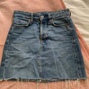 Säljer min jeans kjol i stl 34 som är för liten för mig, jag hoppas den kommer till användning av nån annan💖
