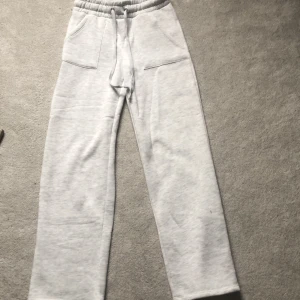 Low waist mjukisbyxor - Säljer nu dessa mjukisbyxor som är lågmidjade!💓Byxorna är i storlek Xs och är gråa! Har bara provat dem på, och köptes för 200kr😍