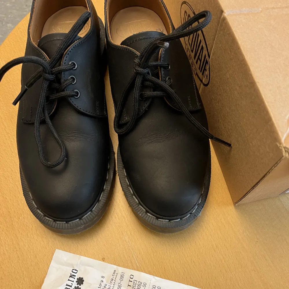 Helt nya svarta solovair skor! Tyvärr är dom försmå för mig och jag kan inte lämna tillbaka dom, därför säljer jag:)  Köpte dom för 2150kr i nyskick och säljer dom för 1000 kr forfarande helt oanvända! Super coola och perfekta till sommaren och nästa höst. Skor.