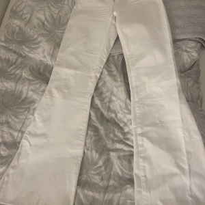 Vita jeans - Utsvängda vita jeans🤍